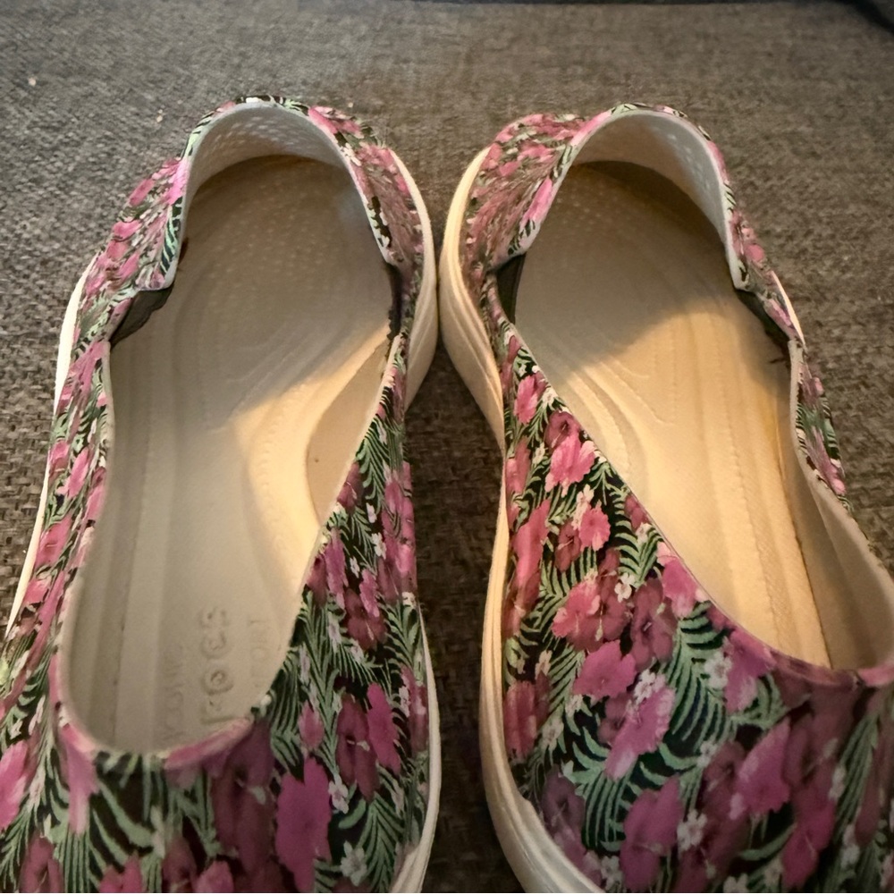 Like New Crocs Citilane Roka Graphic Slip-Ons in Floral - Picture 6 of 9